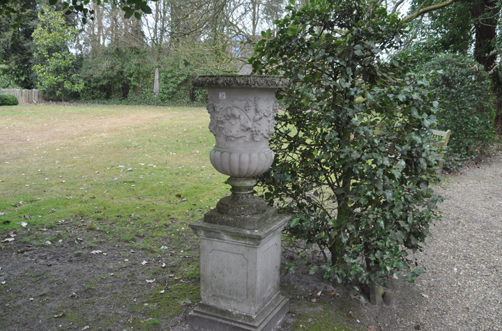 Luc D'Hulst weathered ornament 15 - Florentine urn en sokkel